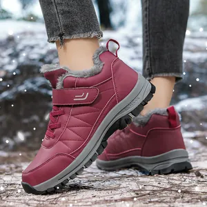 Gros plan sur une botte de neige d'hiver avec doublure polaire et sangle velcro