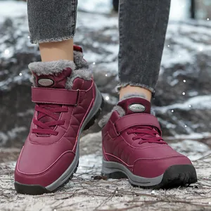 Détail de bottes de neige d'hiver bordeaux chaudes avec doublure en fourrure et semelle gomme