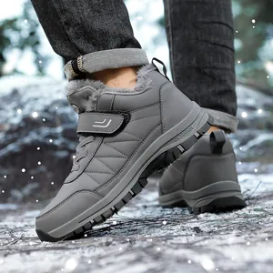 Détail de bottes d'hiver grises avec doublure en polaire épaisse et fermeture velcro en neige