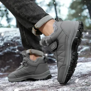 Bottes d'hiver d'extérieur avec doublure chaude et velcro sur un sol enneigé