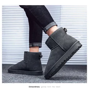 Détail de bottes de neige en daim gris foncé avec semelle épaisse et doublure chaude