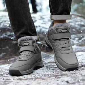 Détail de bottes d'hiver grises avec doublure en fourrure synthétique et semelles antidérapantes