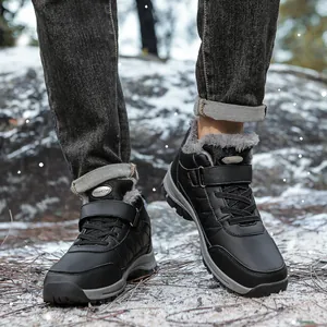 Détail de bottes de neige d'hiver noires avec doublure en peluche et fermeture velcro