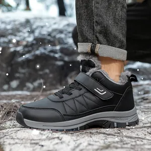 Détail macro de bottes d'hiver pour hommes avec doublure en fourrure et bande velcro