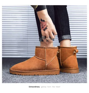 Gros plan sur des bottes de neige en cuir marron avec texture daim et doublure polaire chaude