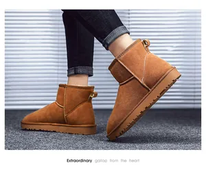 Détail de bottes de neige en daim marron avec doublure pelucheuse et semelle antidérapante