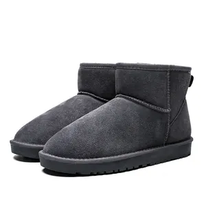 Vue détaillée de bottes de neige en daim gris foncé avec doublure chaude et semelle antidérapante