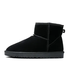 Vue détaillée de bottes de neige classiques en daim noir avec semelles épaisses et languette
