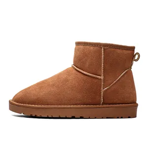 Vue latérale des bottes de neige en daim marron montrant les coutures et la boucle talon