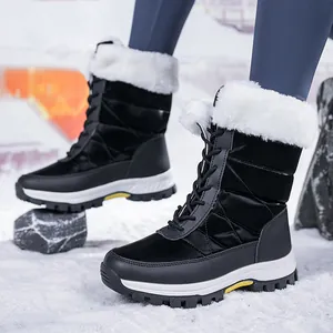 Detail van waterdichte sneeuwlaarzen met dikke imitatiebontvoering en rubberen zool
