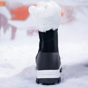 Detailansicht wasserfester Schneestiefel mit warmem Kunstfellfutter und rutschfester dicker Sohle