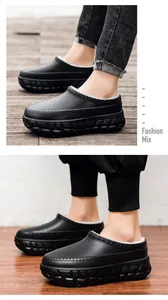 Detailansicht schwarzer wasserdichter EVA-Slipper mit dicker Sohle und Plüschfutter