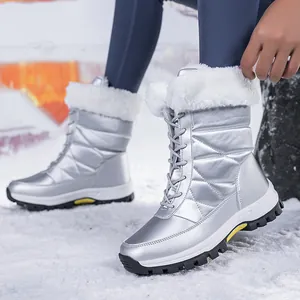 Detail van zilveren winterlaarzen voor dames met wit imitatiebont en vetersluiting.