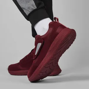 Dettaglio scarpa da passeggio bordeaux con mesh traspirante e suola antiscivolo a nido