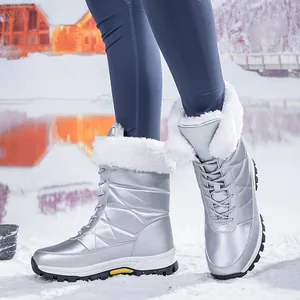 Details silberner wasserfester Schneestiefel mit Kunstfellkragen und Steppmuster