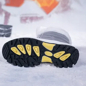 Detailansicht der rutschfesten Gummisohle mit tiefem Profil bei Winter-Schneestiefeln