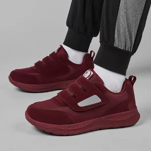 Vista dettagliata della tomaia bordeaux con doppio cinturino in velcro su scarpe da camminata