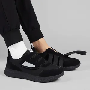 Dettaglio delle triple chiusure a strappo su scarpe da camminata nere antiscivolo