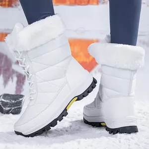 Detail van witte waterdichte sneeuwwaarzen met imitatiebontkraag en antislip rubberen zool