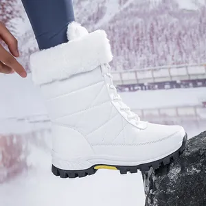 Detailansicht weißer wasserfester Schneestiefel mit warmem Kunstfellfutter und rutschfesten Sohlen