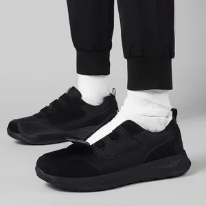 Dettaglio di scarpe da camminata per anziani con velcro e mesh traspirante