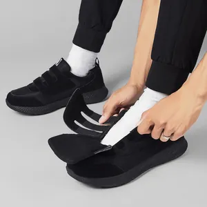 Dettaglio delle tre chiusure a strappo su una scarpa da camminata nera per anziani