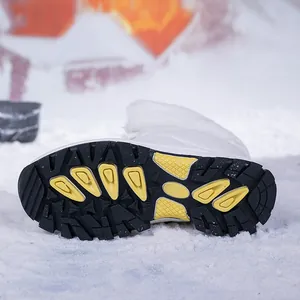 Nahaufnahme der wasserdichten Schneestiefel-Sohle mit gelben Antirutsch-Gummiprofilen