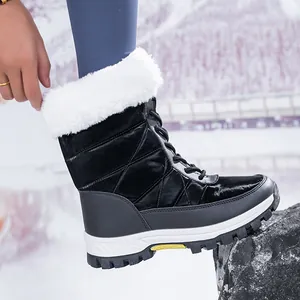 Detail van zwarte wintersneeuwlaarzen met witte imitatiebontkraag en gewatteerde waterdichte stof