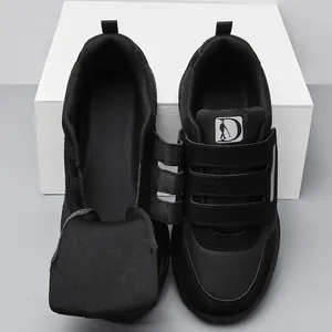 Dettaglio scarpe da camminata nere con tripla chiusura a strappo e trama in mesh