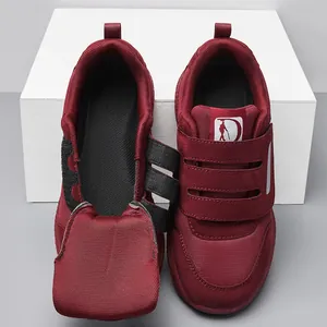 Dettaglio di scarpe da camminata bordeaux con tre cinturini in velcro e tomaia in mesh