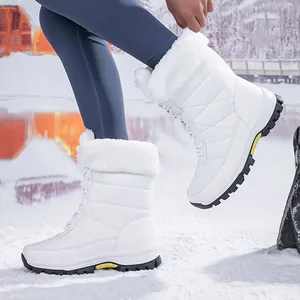 Detail van witte gewatteerde snowboots met dikke voering van imitatiebont en antislipzool
