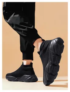 Dettaglio delle sneakers a calzino nere con suola spessa in gomma antiscivolo ondulata