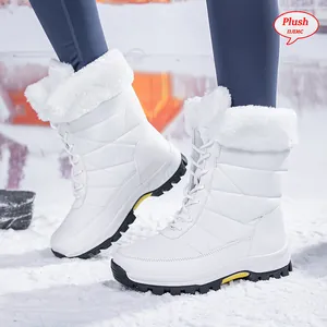 Detail van witte sneeuwlaarzen met imitatiebont en duurzame antislip rubberen zolen