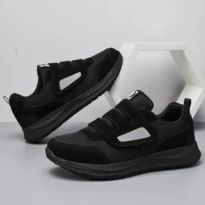 Dettaglio scarpe da camminata nere con triplo velcro e tomaia in mesh traspirante