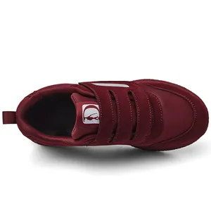 Dettaglio scarpa da passeggio bordeaux con pratica chiusura a strappo in velcro per anziani