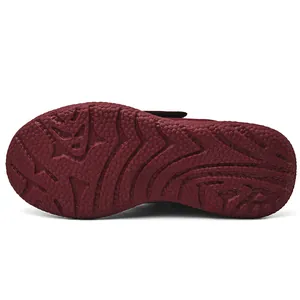 Dettaglio suola antiscivolo bordeaux con texture ondulata per scarpe da camminata comode