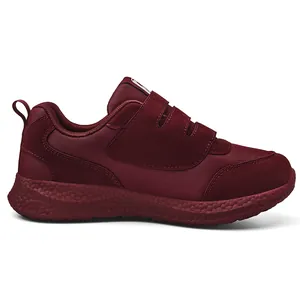 Dettaglio di scarpe da camminata bordeaux con doppia chiusura a velcro e suola antiscivolo