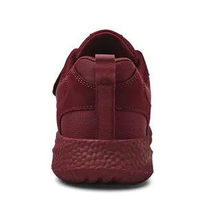 Dettaglio scarpa da camminata bordeaux con mesh traspirante e suola antiscivolo