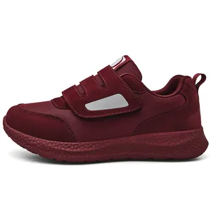 Dettagli scarpa da camminata bordeaux con mesh, velcro e suola antiscivolo spessa
