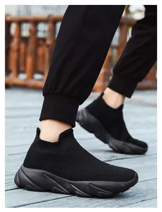 Dettaglio di sneakers a calzino nere che mostrano la trama tessuta e la suola spessa