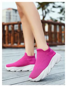 Dettaglio di sneaker in maglia rosa rossa con suola platform bianca spessa senza lacci