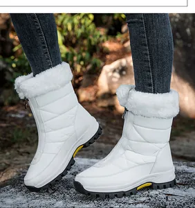 Detail van witte waterdichte snowboots met imitatiebontkraag en ritssluiting vooraan
