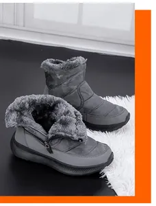 Detailansicht des grauen Tarnmusters und des dicken Kunstpelzfutters der Winterstiefel