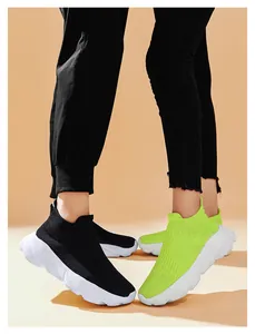 Dettaglio di sneaker a calzino alte con suola spessa in nero e verde fluorescente