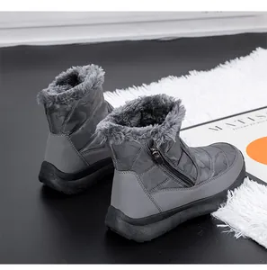 Nahaufnahme grauer Camouflage-Schneestiefel mit Pelzbesatz und seitlichem Reißverschluss