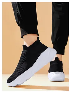 Dettaglio della tomaia in maglia nera e suola spessa bianca sulle sneakers slip-on