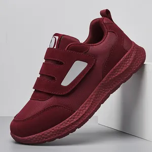 Scarpe da camminata bordeaux per anziani con chiusura a velcro e tomaia in mesh