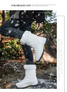Detail van witte waterdichte sneeuwlaarzen met pluche voering en rits aan de zijkant