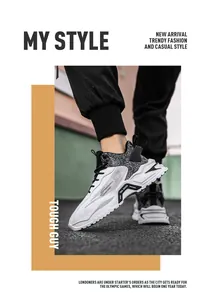 Details von High-Top-Sportschuhen mit dicken rutschfesten Sohlen und Modeschrift