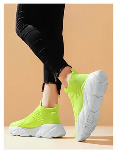 Dettaglio di scarpe sportive in maglia verde fluo con suola bianca spessa antiscivolo